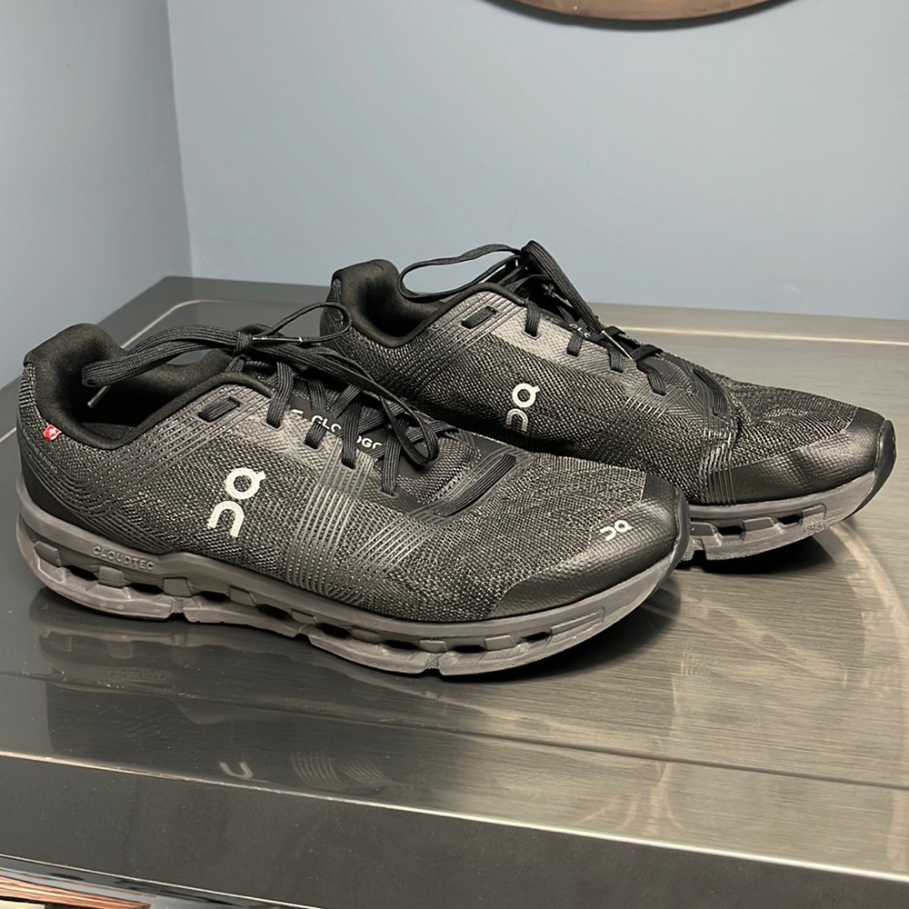 OnCloud Mens 10.5 shoes